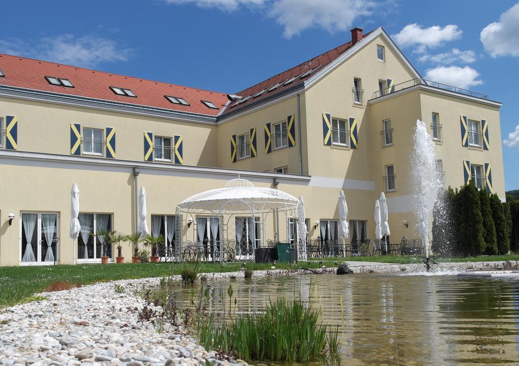 Grandhotel Niederoesterreichischer Hof Lanzenkirchen Buitenkant foto
