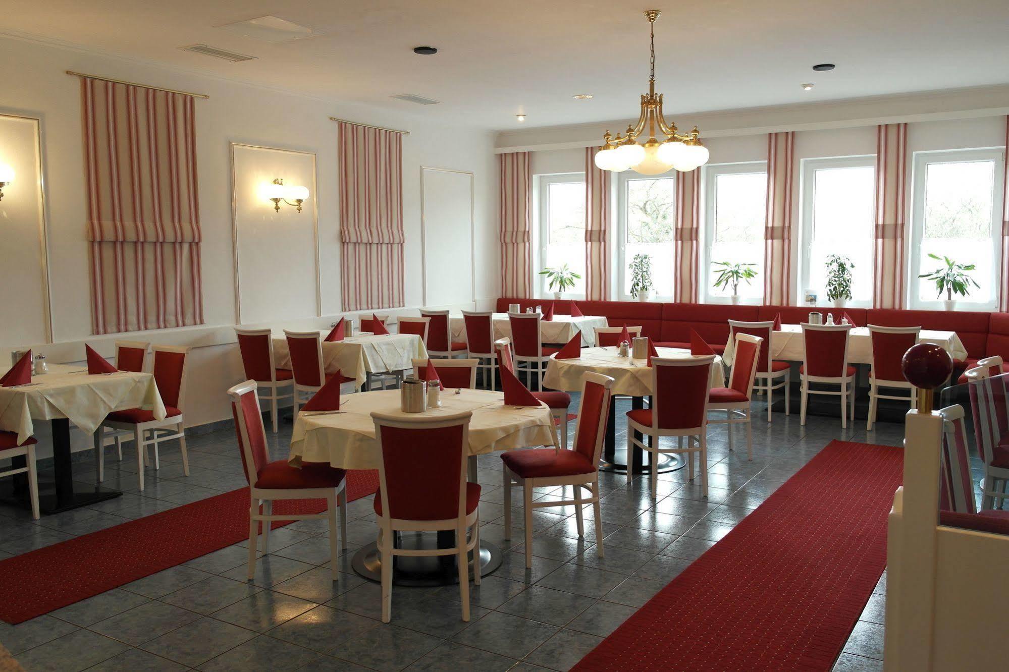 Grandhotel Niederoesterreichischer Hof Lanzenkirchen Buitenkant foto